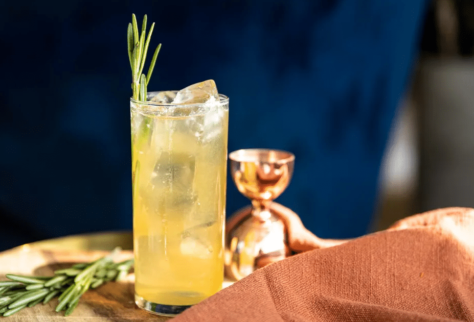 31 Christmas Cocktail Recipe Ideas That Spark Holiday Cheer!